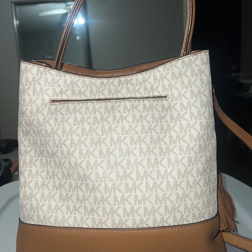 Michael Kors Signature Kip Large Bucket Bag - Picture 3 of 5